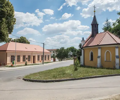 Šemíkovice, náves se školou a kapličkou