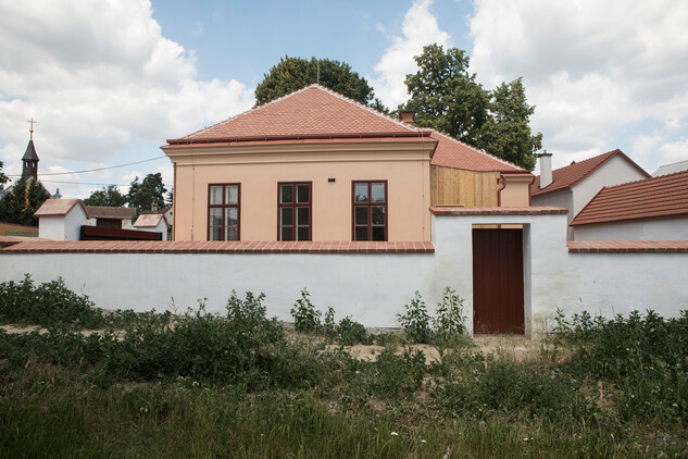 ŠEmíkovice, škola, ohradní zeď po obnově