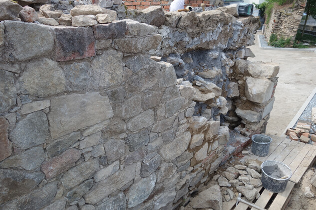 Městské hradby v Třebíči, průběh obnovy – oprava poškozených částí zdi, doplnění chybějícího zdiva