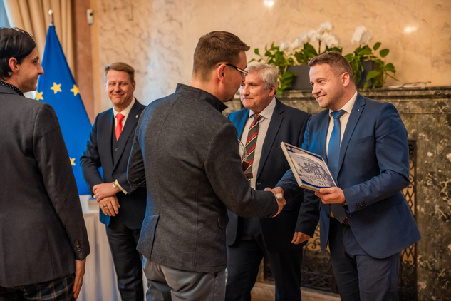 Kastelán zámku Litomyšl Mgr. Petr Weiss přebírá cenu, zdroj MMR