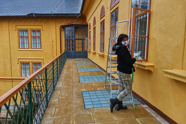 Slatiňany, umývání oken zámku