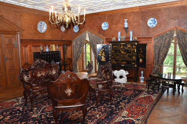 Orientální salon s původními koženými tapetami