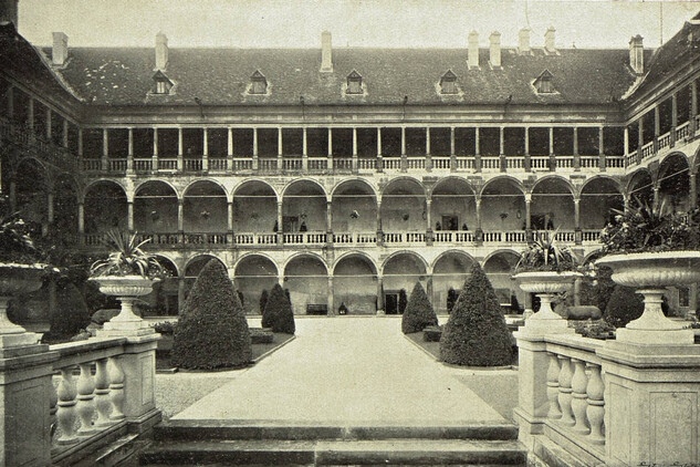 Historická fotografie opočenského nádvoří