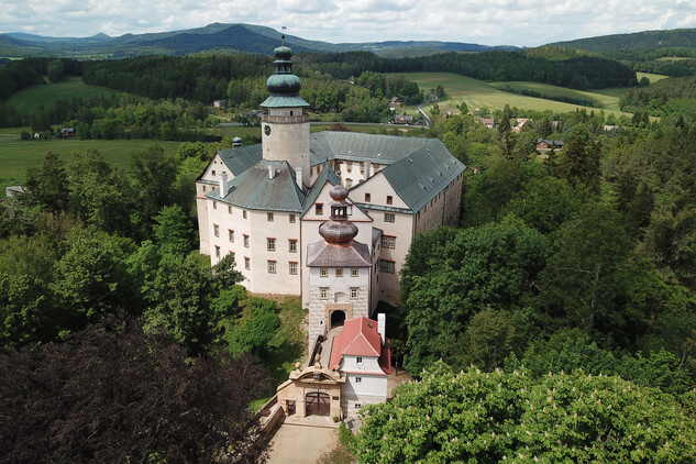 Pohled na obnovené vstupní objekty na Lemberku