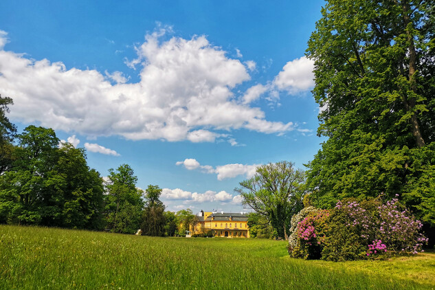 Na Slatiňanech je přeložena do znakového  jazyka prohlidka zámku i zahrady