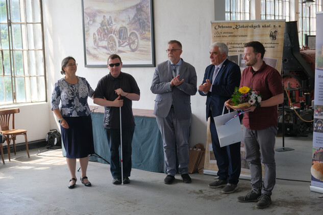 Mgr. Rejman přebírá ocenění, zdroj projekt Hugo na cestách 