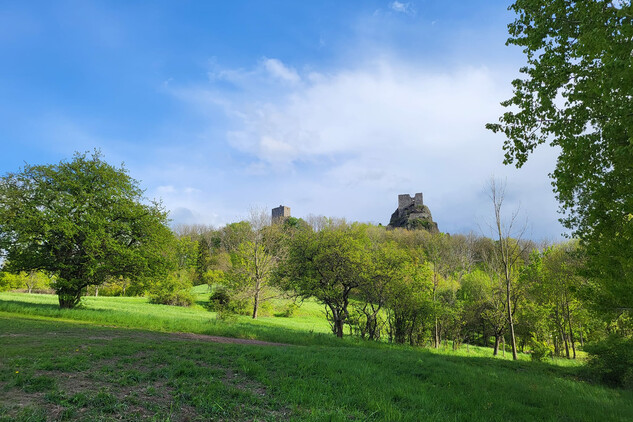 hrad Trosky je v červenci a v srpnu přístupný denně